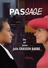 Julie Grassen Barbe dans Pas sage - Le Paris de l'Humour