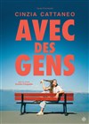 Cinzia Cattaneo dans Avec des gens - La Comédie Bis