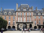 Visite guidée : Parcours complet du Marais, hôtels particuliers entre cours et jardins, tours médiévales ,place des Vosges | Par Artémise Saint-Paul Affiche