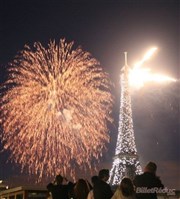 14 Juillet 2016 : Feu d'Artifice au pied de la Tour Eiffel à Paris sur un bateau navigant | La Sans Souci Pniche La Sans Souci Affiche