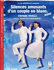 Silences amusants d'un couple en blanc Espace Roseau Teinturiers Affiche