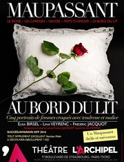 Maupassant au bord du lit L'Archipel - Salle 2 - rouge Affiche