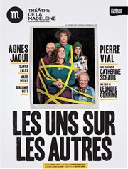 Les uns sur les autres | Avec Agnès Jaoui Thtre de la Madeleine Affiche